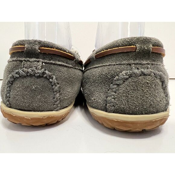 Minnetonka Tilia moccasin slipper in grey suede. Size 9(W). - Picture 4 of 8